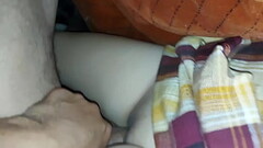Jovencita Estudiante real! Se la culea a escondidas en la noche cuando todos descansan, Inocente hij Thumb