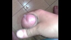 Corno amador gosando enquanto a esposa est&aacute_ no motel com amigo dotado Thumb