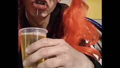Itzel Lun&aacute_tica 666 jugando con un vaso de orina Thumb