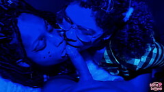 Sofie lollipop &amp_ Vicky M&eacute_nage dividindo a pica grossa do boy na balada at&eacute_ ele n&a Thumb