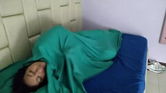 mientras estoy en mi habitaci&oacute_n d&aacute_ndome placer llega mi madrastra y me descubre, me to Thumb