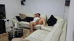 Madura cachonda se masturba en la sala mientras no hay nadie Thumb