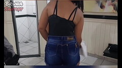 Bruna d&aacute_ pro vendedor de &aacute_gua que trabalha no sinaleiro. Passou mais cedo no farol gos Thumb