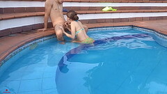 Aprovecho mi momento a solas con la cachonda de mi hermanastra en la piscina para follarla muy fuert Thumb