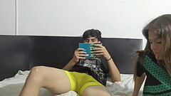 excitada me empieza a mamar el pene, sin importarle que est&eacute_n tocando la puerta y nos interru Thumb