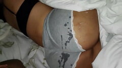 ATRAPO A MI MADRASTRA EN MI CAMA Y ME CORRO EN SU LINDA PIJAMA Thumb