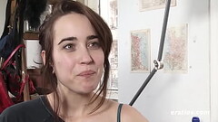 Ersties: Diese 22-J&auml_hrige macht es ihr am liebsten mit blo&szlig_en Fingern Thumb