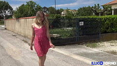 Sally, belle &eacute_tudiante, trouve une bonne bite pour baiser en plein air Thumb