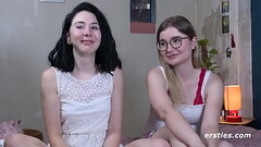 Ersties: 18-j&auml_hrige deutsche Studentin von Freundin mit Strap-On genommen Thumb