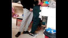 Llego a casa con ganas de follar y encuentro a mi madrastra cocinando. Thumb