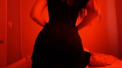 Mi madrastra peque&ntilde_a y sensual entra a mi habitaci&oacute_n para tener sexo Thumb