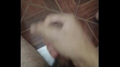 joven delgado y una paja ma&ntilde_anera en el ba&ntilde_o Thumb