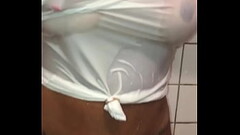 Trecho - Esposa se exibindo para o comedor tomando banho bronzeada e de camiseta molhada depois da p Thumb