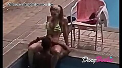 Caiu na net (Neg&atilde_o me chupando na piscina do clube) video completo no: www.denybarbie.com.br Thumb