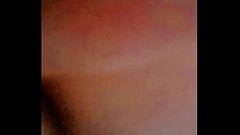 A hermosa joven le encanta masturbarse con un peine hasta venirse Thumb