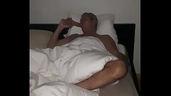 Se r&eacute_veiller et sucer son gode comme une salope en r&ecirc_vant d'_une queue Thumb