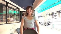 https://bit.ly/3nJomjp　まさかノーブラ！？貧乳美人店員がコリコリに勃った乳首に気付かず働く姿に興奮してしまい&hellip_ 2　貧乳のくせに胸元の開いた格好の店員。しかし彼女の Thumb