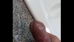 Estava esperando o dentista me atender, bateu aquele tes&atilde_o fui aliviar no banheiro, vem gozar Thumb