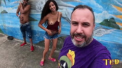 Chegamos em Mongagu&aacute_ - SP e a novinha fez a putaria na praia com a galera - Manoella Fernande Thumb