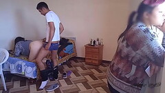 Esposa cornuda habla por telefono mientras su amiga me come toda la polla y se sienta encima de ella Thumb