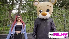 Rosario anda cachonda en la calle y termina follando al Osito Milky... No lo mires si eres sensible! Thumb