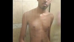 Magrinho de pau duro no banho Thumb
