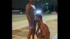 MARRENTO E RAFAEL MIETO FAZENDO PUTARIA NO MEIO DA RUA Thumb