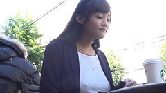 https://bit.ly/3FMFL0G 慌てていてブラを着け忘れたノーブラニット女の胸に見とれていると&hellip_え？ニット越しに乳首起ってないか？パート1 Thumb