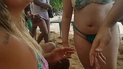 Atriz porno se exibindo e se oferecendo para banhistas no Guaruj&aacute_ Brasil Thumb