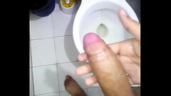 Me masturbo en el ba&ntilde_o, muy rico en tu nombre bb Thumb