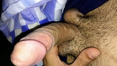 Bombadinho tatuado e pauzudo gozando e mostrando a bundinha Thumb