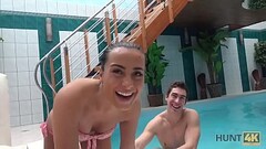 HUNT4K. Junge b&ouml_se Schlampe saugt Schwanz und wird am Pool geknallt Thumb