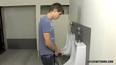 Le miro su verga en el ba&ntilde_o y por eso se lo garcha - jae landen Thumb