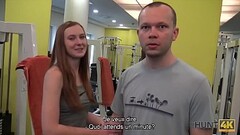 HUNT4K. Pobre chico deja que su novia Linda Sweet se folle a un extra&ntilde_o por dinero Thumb