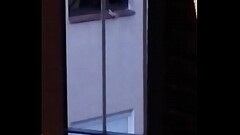 Exhibici&oacute_nista frente a la ventana Thumb