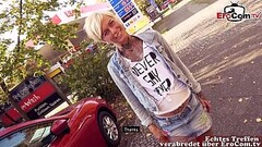 Blonde kurze haare tattoo Milf hat EroCom Date &ouml_ffentlich und wird abgeschleppt zum Date Thumb