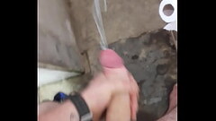 Gozando no banheiro da empresa. Funcion&aacute_ria me provocou, n&atilde_o resisti. Thumb