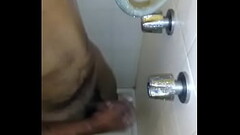 chico latino se masturba  en la ducha Thumb