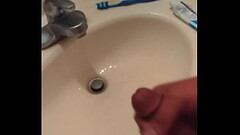 Me masturbo en el ba&ntilde_o y me vengo Thumb