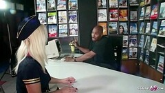 Reife Deutsche Hausfrau fickt Schwarzen im Reisebuero fuer besten Preis - German MILF Thumb
