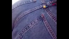 um total virj&atilde_o, pervertido e punheteiro filmando a raba da novinha de fio dental na praia da Thumb