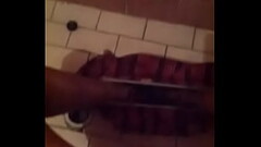 Se la jala rico en el ba&ntilde_o Thumb
