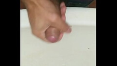 NOVINHO PENTELHUDO GOZANDO NO BANHEIRO Thumb