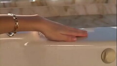 Chica se masturba en la ducha Thumb