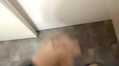 Muy caliente me hago la paja en el ba&ntilde_o y acabo Thumb