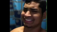 Maceioense dan&ccedil_ando no chuveiro todo ereto Thumb