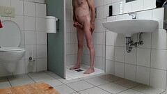 Abgespritzt unter der Dusche Nudist Paul Thumb