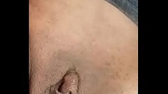 Mujer caliente se ase orgasmo en el ba&ntilde_o de una tienda Thumb