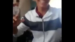 Joven se masturba en plena clase Thumb